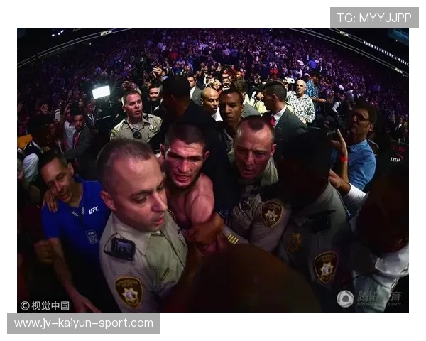 UFC 选手强吻对手引发混乱